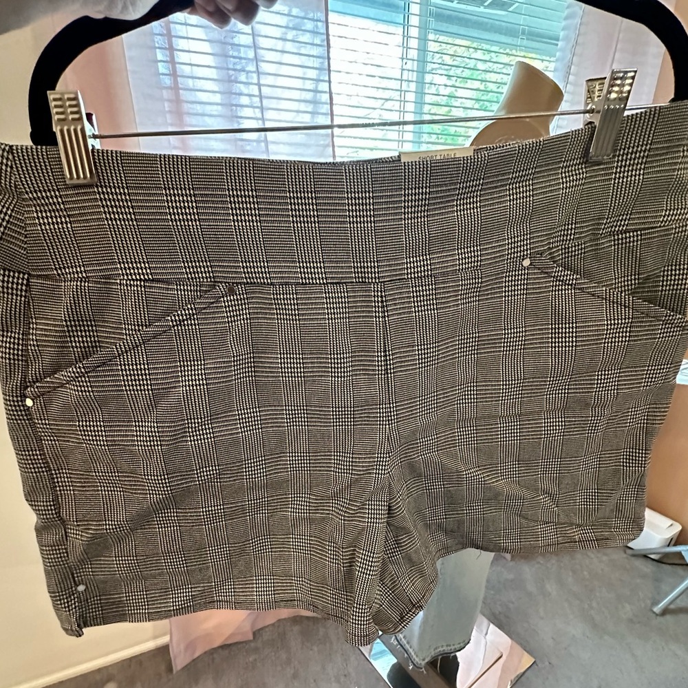 I.N.C. International Concepts® pull-on style on these Curvy shorts.